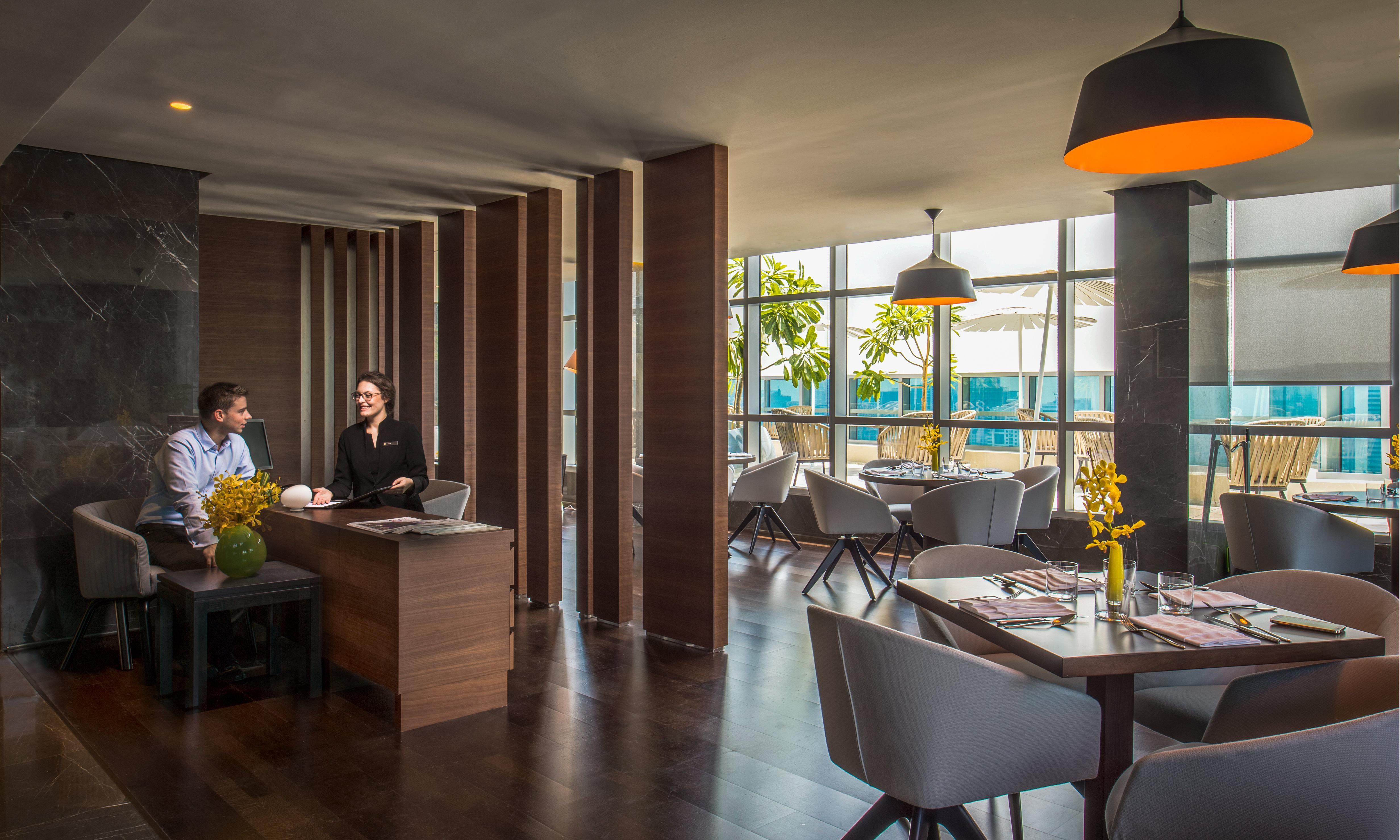 Intercontinental Dubai Marina By Ihg Hotel Kültér fotó The lounge at the airport
