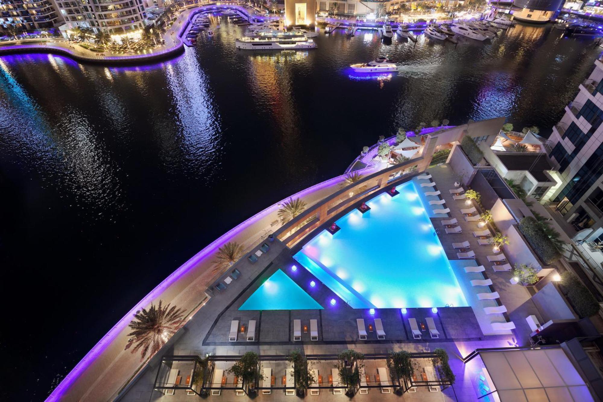 Intercontinental Dubai Marina By Ihg Hotel Kültér fotó The swimming pool at the Address Downtown Dubai