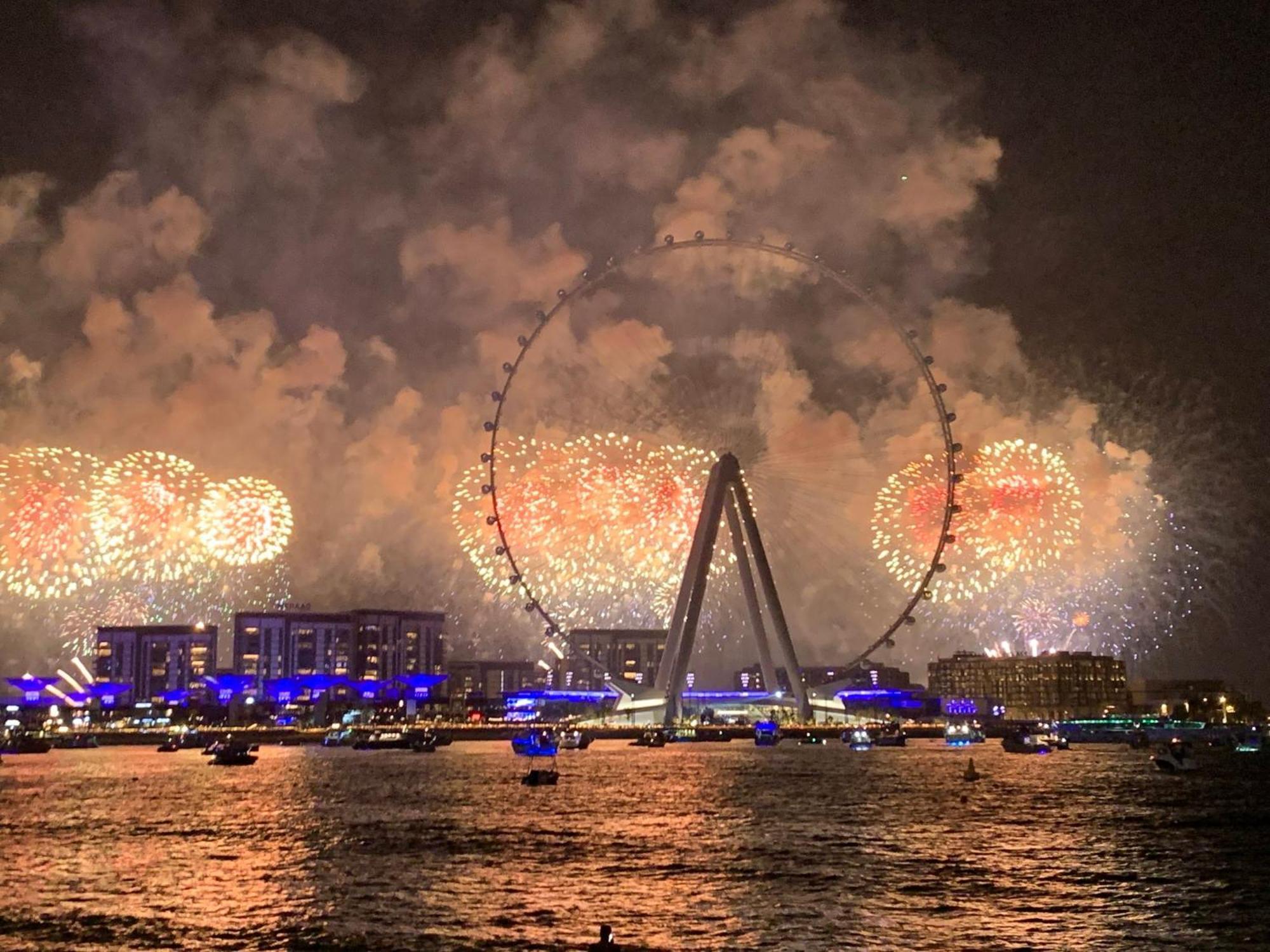 Intercontinental Dubai Marina By Ihg Hotel Kültér fotó The London Eye and the London Bridge during the fireworks display